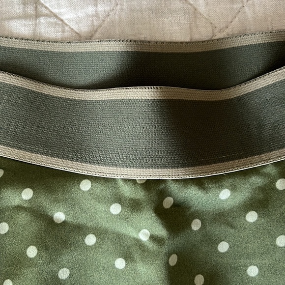 Green polka dot fully lined satin Guess mini skirt. - Picture 2 of 8